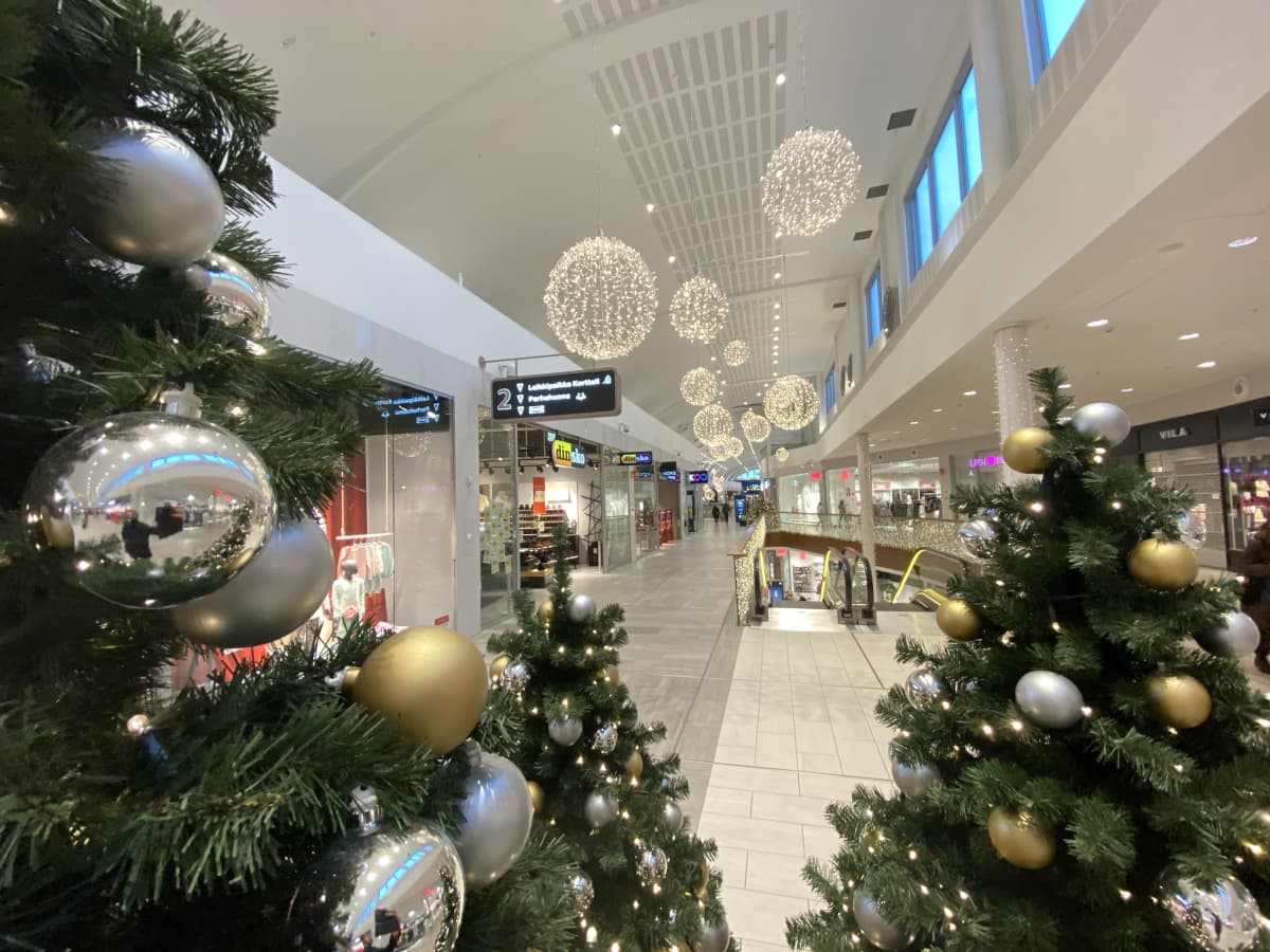Joulukuusia ja jouluvaloja näkyy kuopiolaisen kauppakeskus Matkuksen tyhjällä käytävällä.