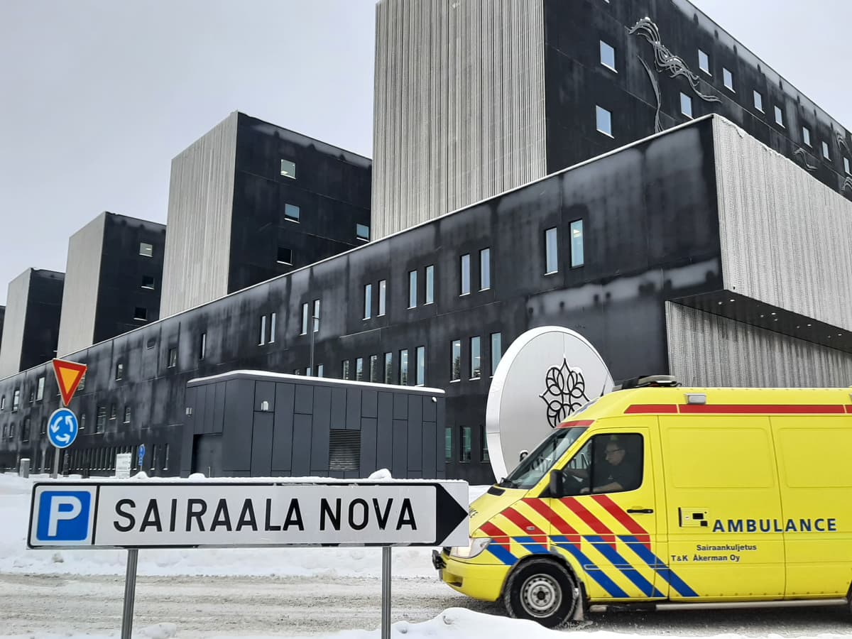 Ambulanssi ajaa uuden Keski-Suomen keskussairaalan edustalla.