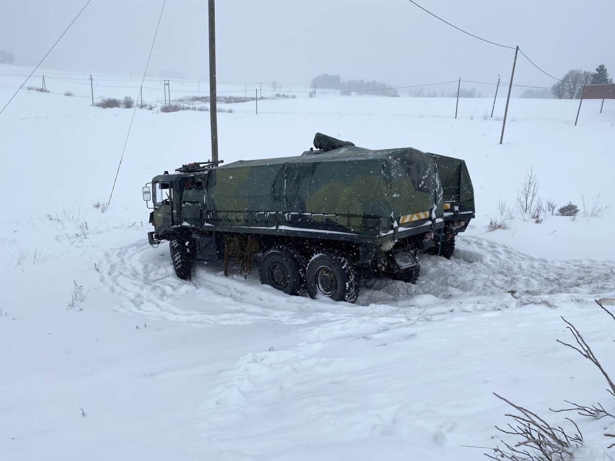 Kaksi puolustusvoimien ajoneuvoa ajautui pellolle liikenneonnettomuudessa Hollollassa Valtaite 12:lla.