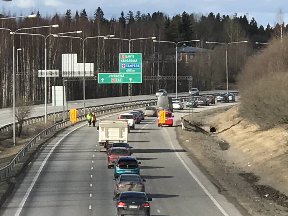 Liikenneonnettomuuden aiheuttama ruuhka ysitiellä Tampereella