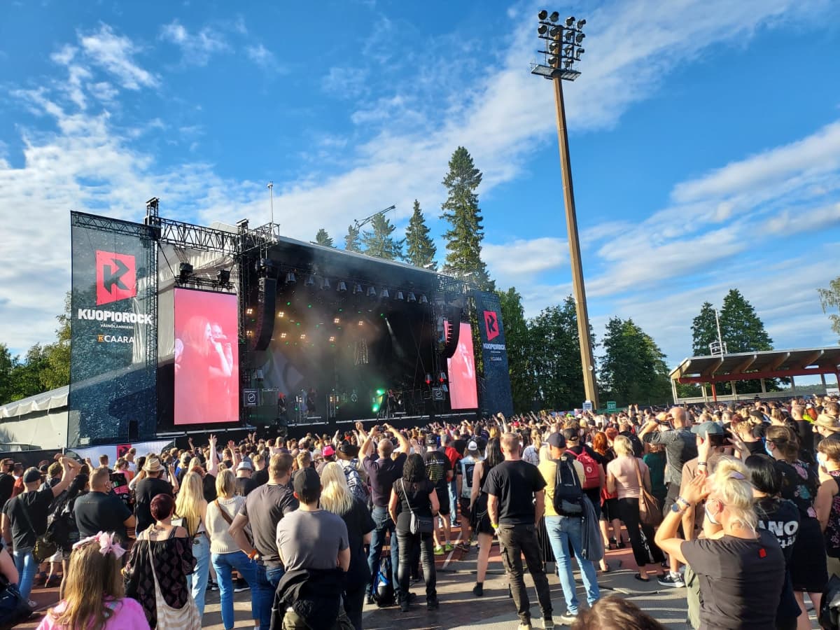 Yleisöä Kuopiorockissa kesällä 2021.