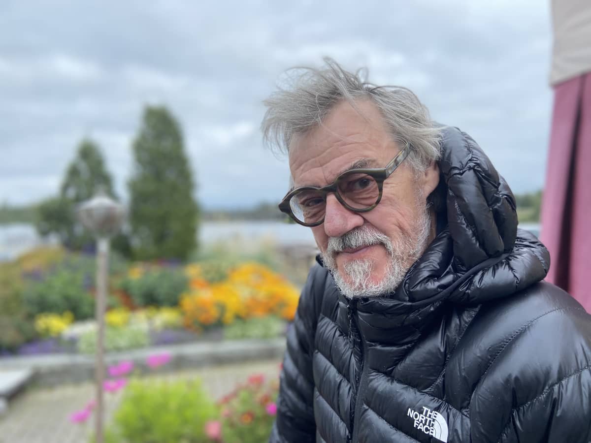 Aake Kalliala toipuu koronataudista hitaasti ja poikkeaa välillä kahvila Mikkelin satamassa.