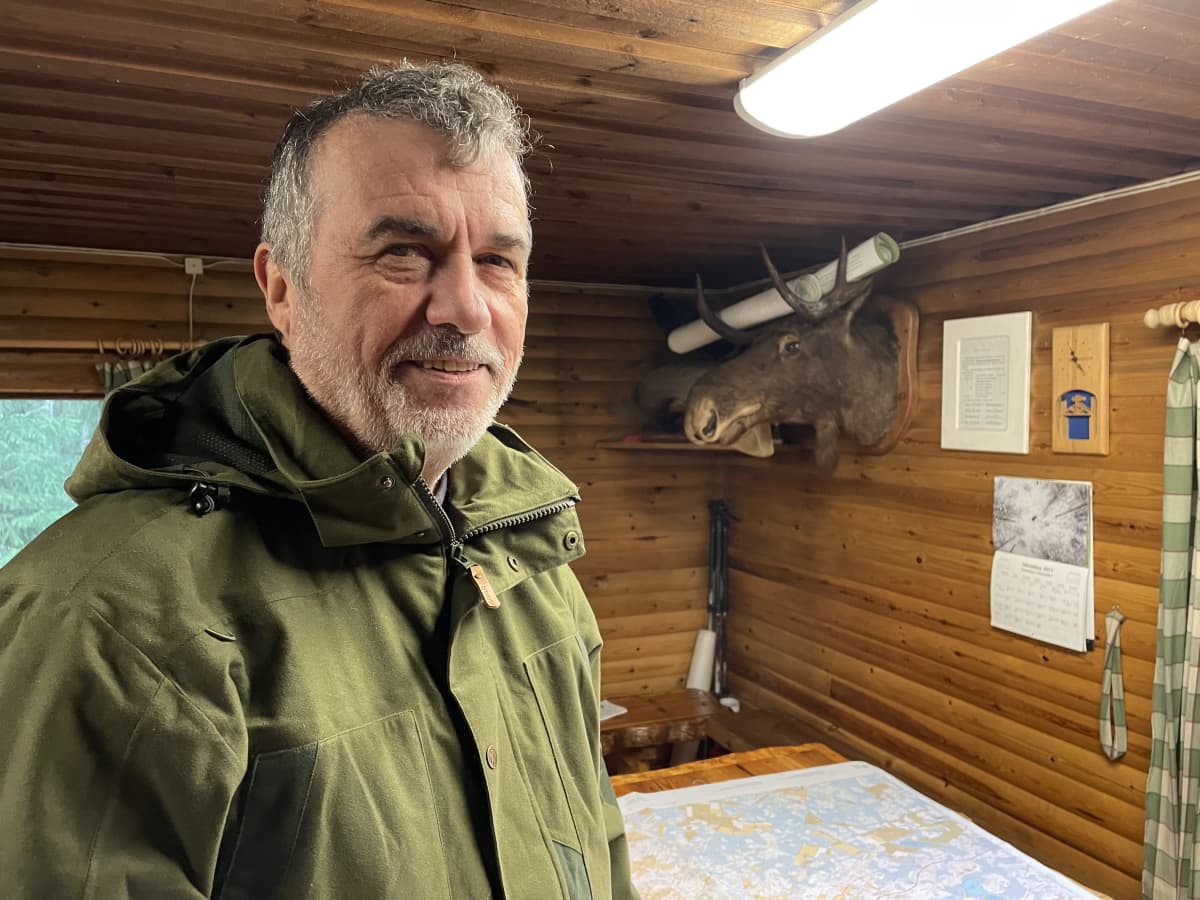 Jalasjärven riistanhoitoyhdistyksen toiminnanohjaaja Hannu Raja seisoo sisällä metsästysmajassa.
