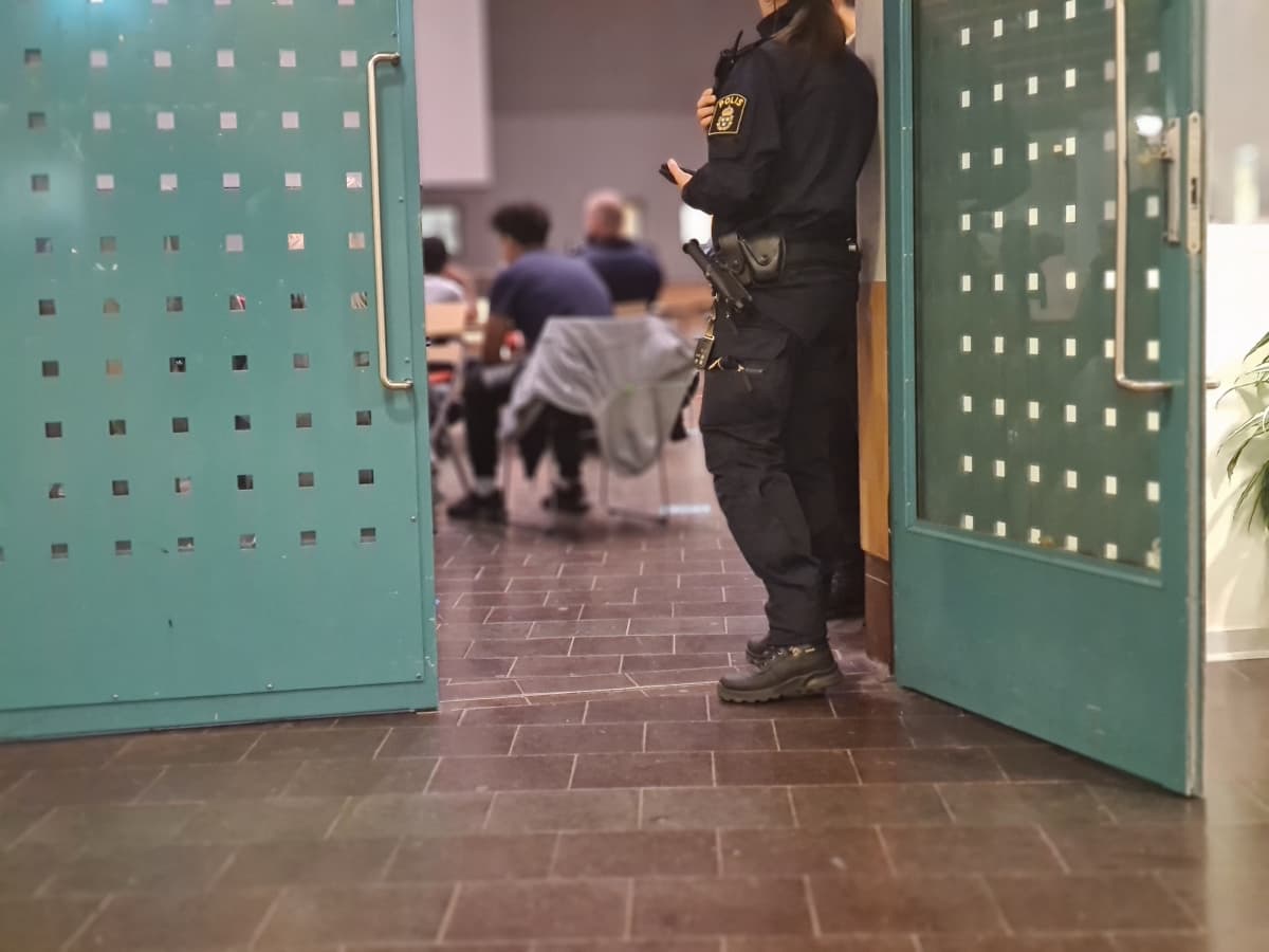poliisi seisoo juhlasalin ovella