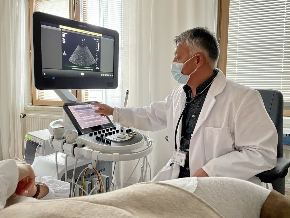 Sydänlääkäri Zar Nuri tukii ultraäänellä potilaan sydäntä.