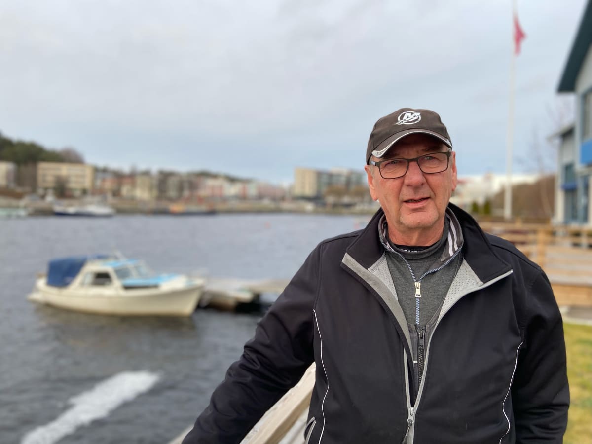 Yrittäjä Harri Westerberg huolestuneen näköisenä Savonlinnan satama-alueella. 