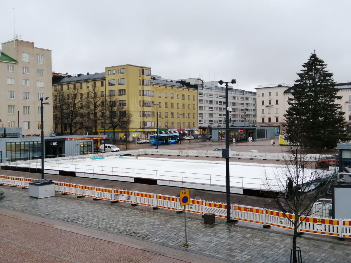 Lahden keskustan Jäätori valmistuu pikkuhiljaa, jäädytys on yhä kesken.