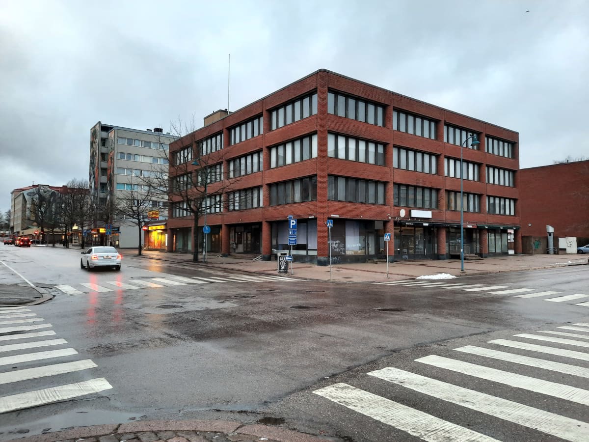 Kadunkulmassa Kotkassa tiiliverhoiltu, kolmikerroksinen entinen pankkikonttori, joka nyt on tyhjillään vuokralaisista.
