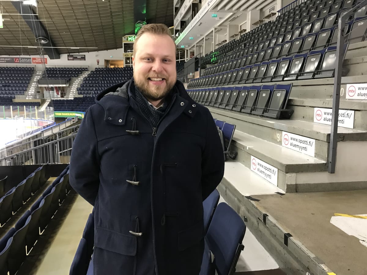 KooVeen jääurheilun valmennuspäällikkö Pekka Hemmilä Hakametsän hallin katsomossa.