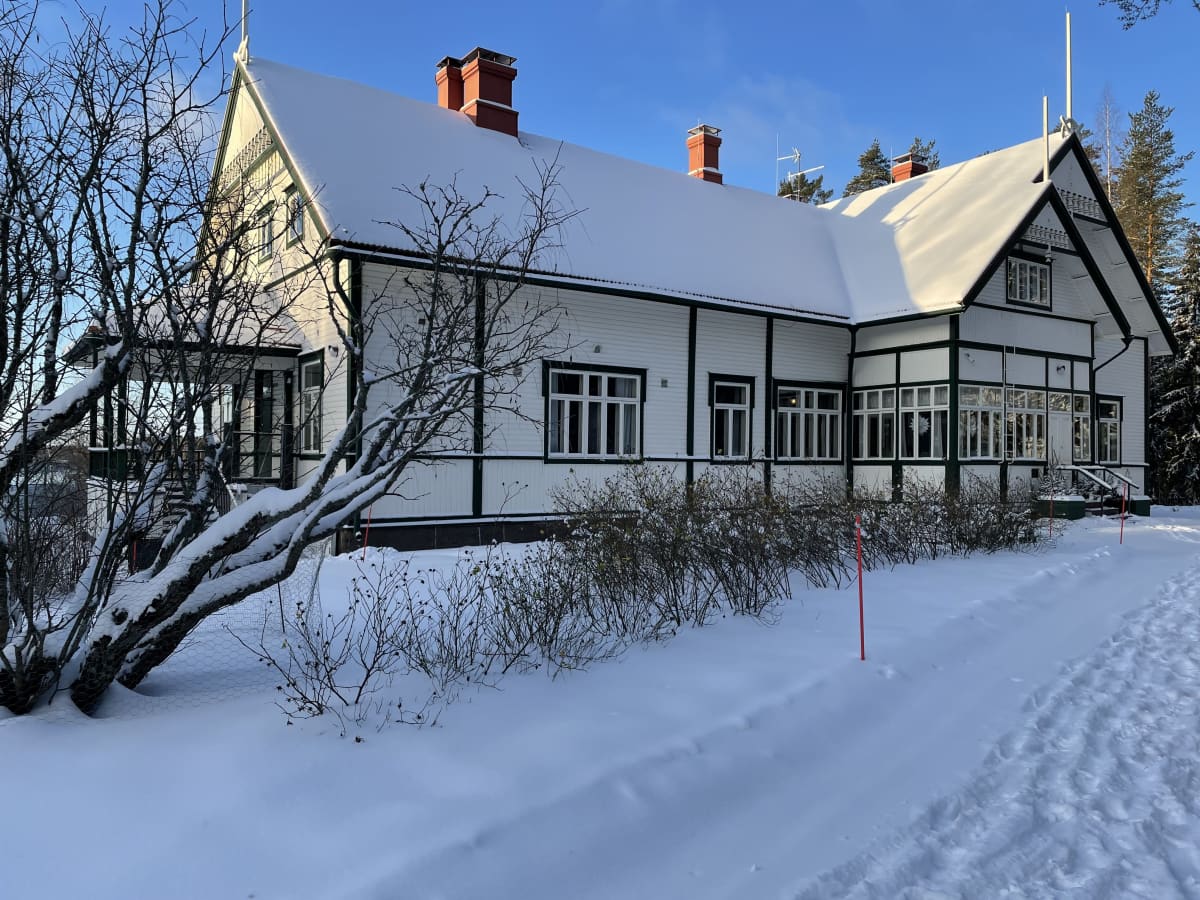 Kotkaniemen museorakennus Luumäellä ulkoapäin kuvattuna aurinkoisena talvipäivänä.