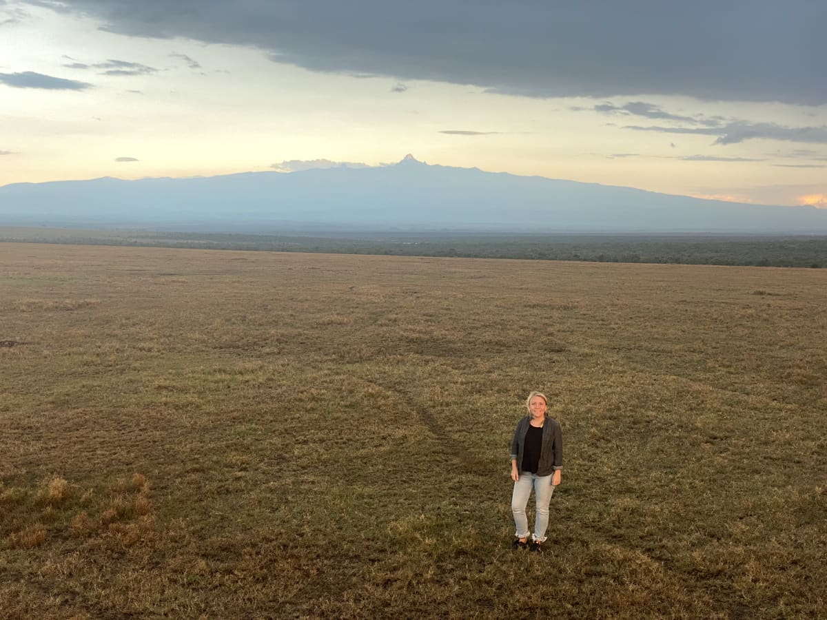  Ylen Afrikan-toimittaja Liselott Lindström vieraili Kenian Ol Pejetan luonnonsuojelualueella marraskuun puolivälissä. Vuori Mount Kenya näkyy kuvan taka-alalla. 