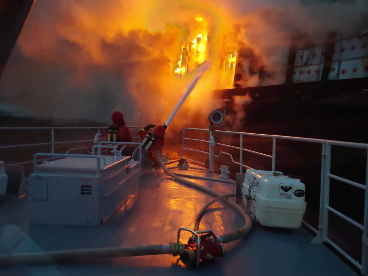 Ruotsin rannikkovartiosto sammuttamassa rahtialus Almirante Stornilla syttynyttä tulipaloa. 