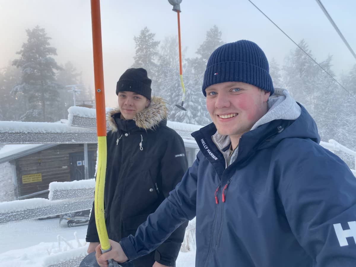 Topias (vasemmalla) ja Timo Piipponen ulkona Vuorenmaan rinnehiihtokeskuksen hiihtohissillä lumisessa maisemassa. 