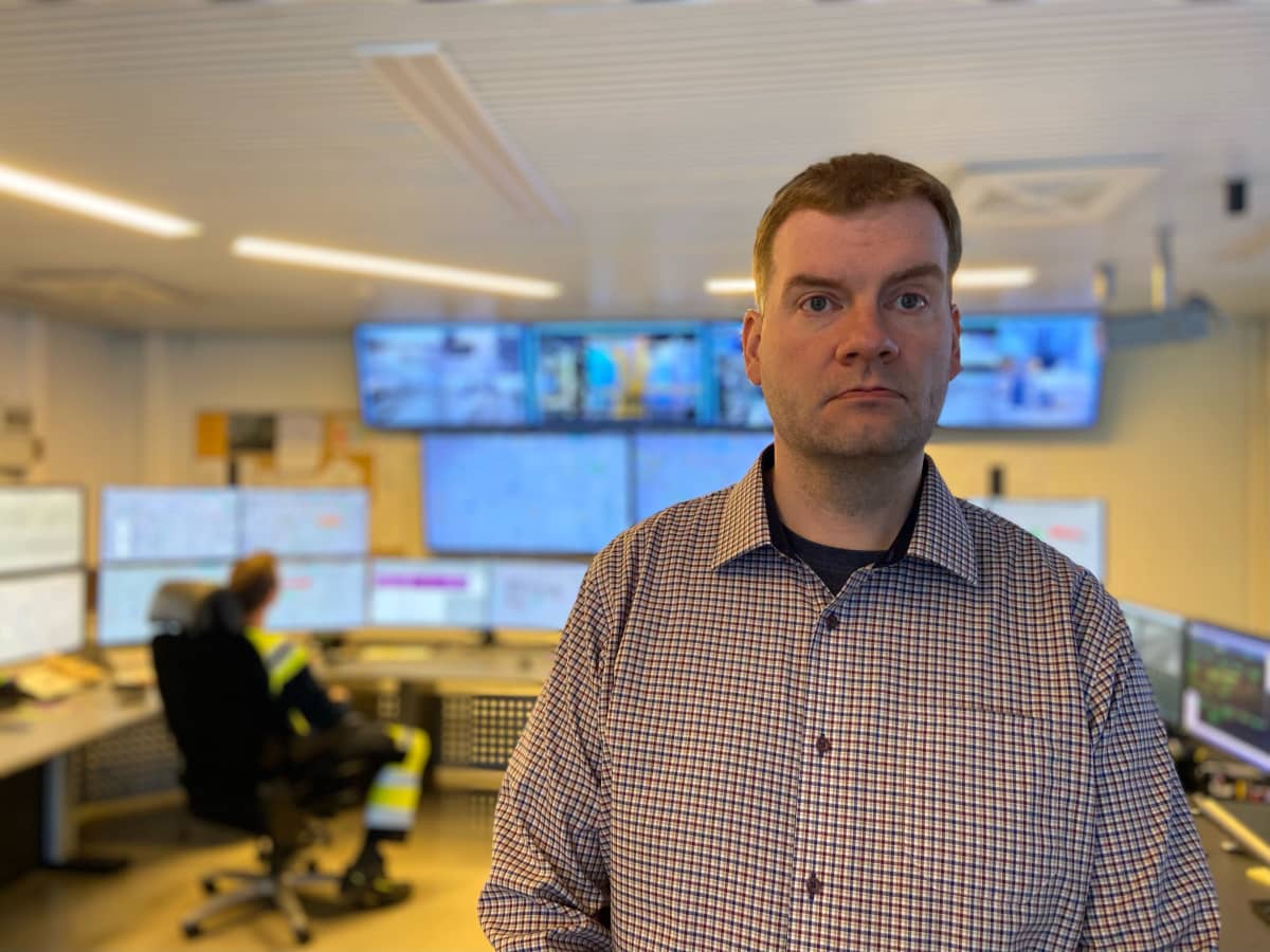 ESEn tuotantojohtaja Lasse Lahtinen voimalaitoksen valvomossa.