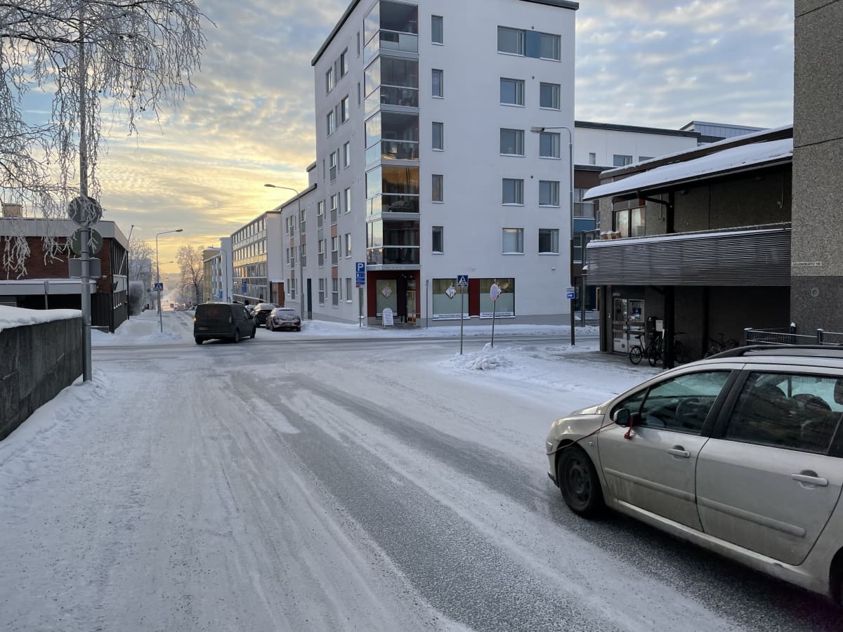 Talvinen katumaisema Kuopion keskustan Vuorikadulta. 