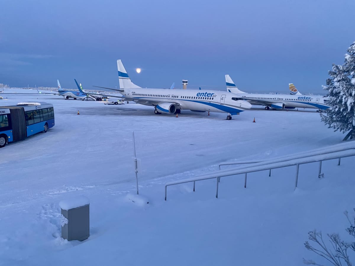 Rovaniemen lentokenttä, ulkomaisia lentokoneita platalla. 
