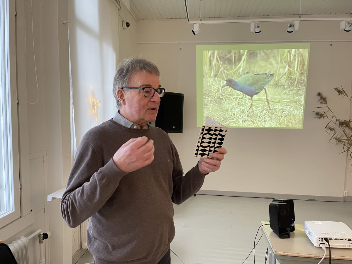 Kimmo Martiskainen näyttää kuvaa liejukurnukanasta, joka on hänen löytämänsä uusi lintulaji Suomessa. Löytö tapahtui vuonna 1979.