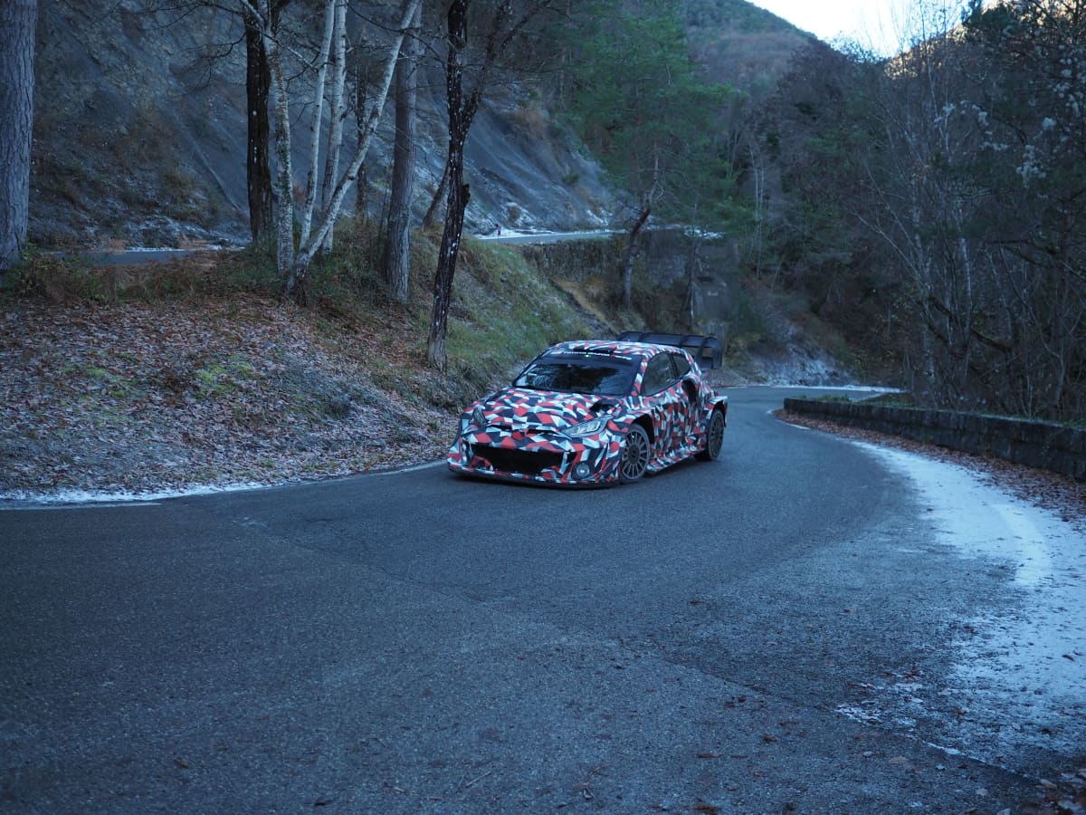 Kalle Rovanperä vauhdissa ranskalaisella vuoristotiellä. Rovanperä testaa Toyotan uutta hybridiautoa asfaltilla.