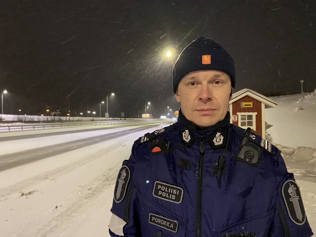 Itä-Suomen poliisin komisario Seppo Porokka Juvalla valvomassa liikennettä.