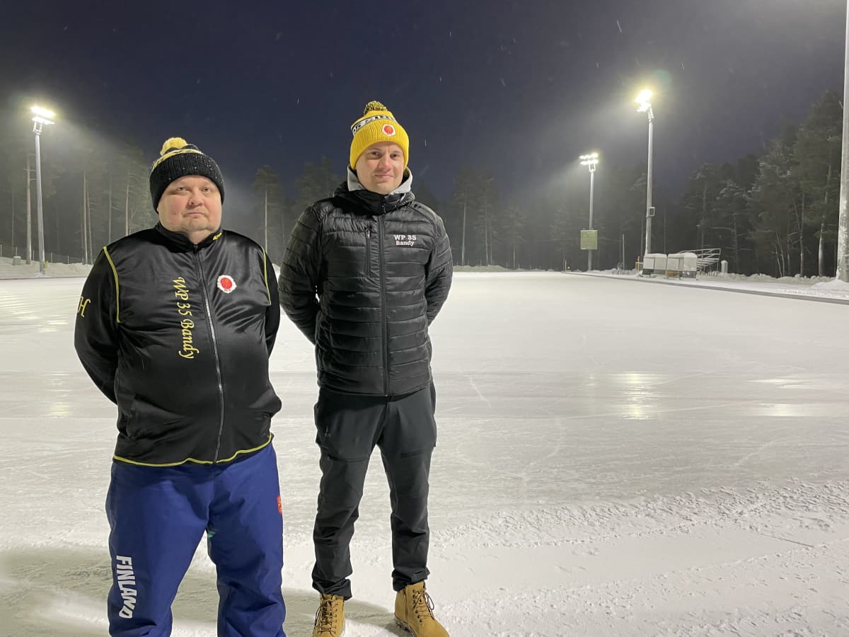 WP 35:n valmentaja Ilkka Hoffren ja entinen jääpalloilija Joni Kauhanen.