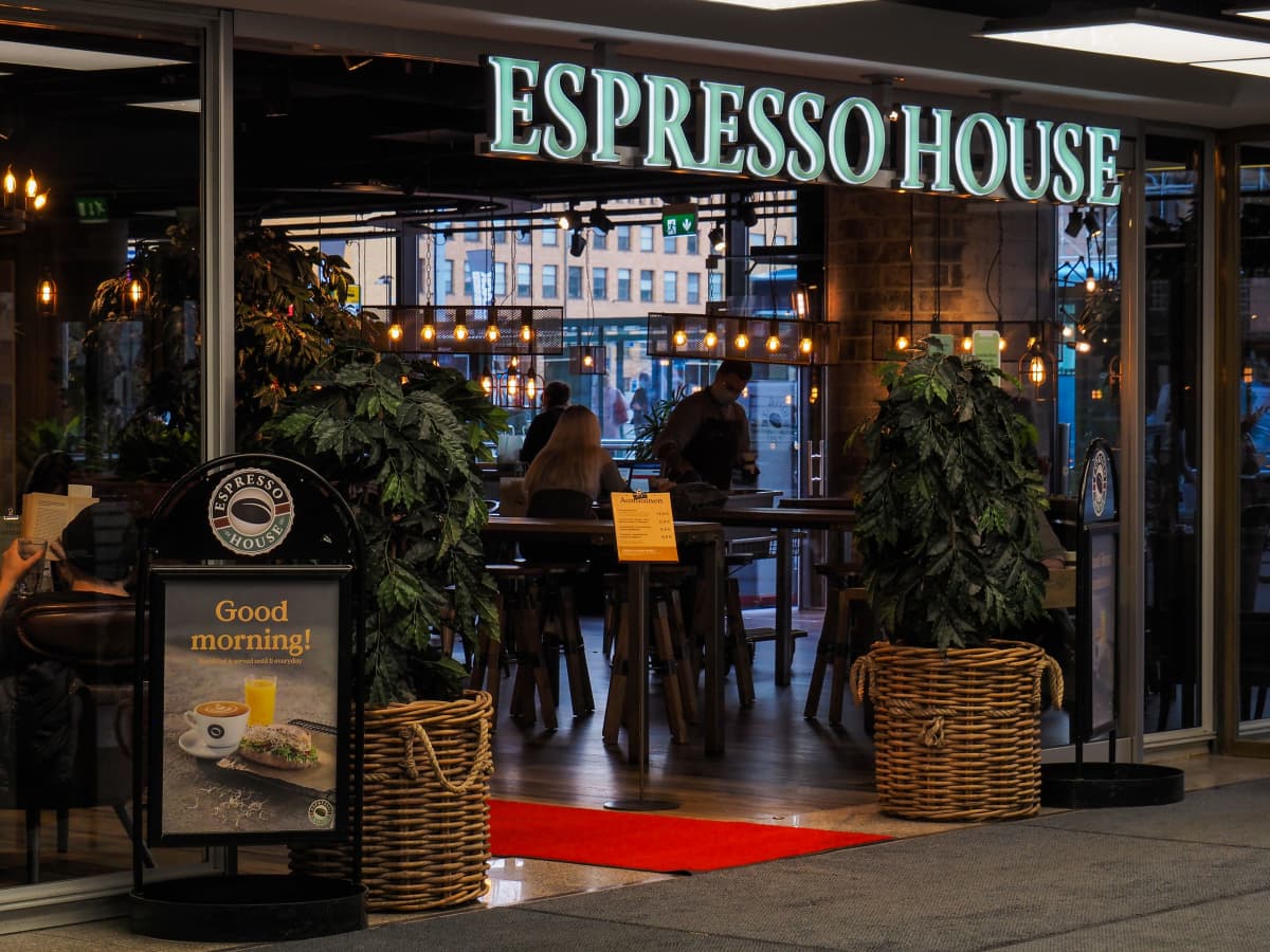 Espresso House kahvila kauppakeskus Citycenterissä Helsingissä lokakuussa 2020.