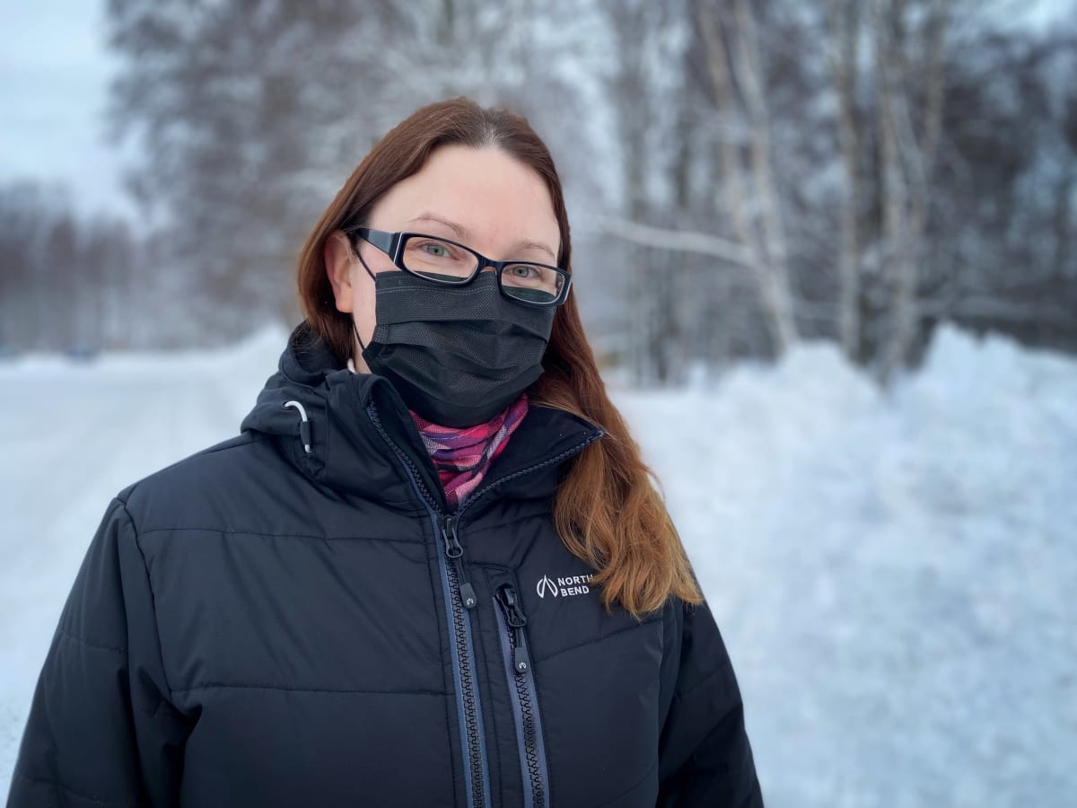 Raudoilla pyytämistä vastustavan kansalaisaloitteen alullepanija Minna Mikkonen mustassa toppatakissa ja mustassa maskissa talvisessa maisemassa paljan päin. Katsoo kuvaajaa.