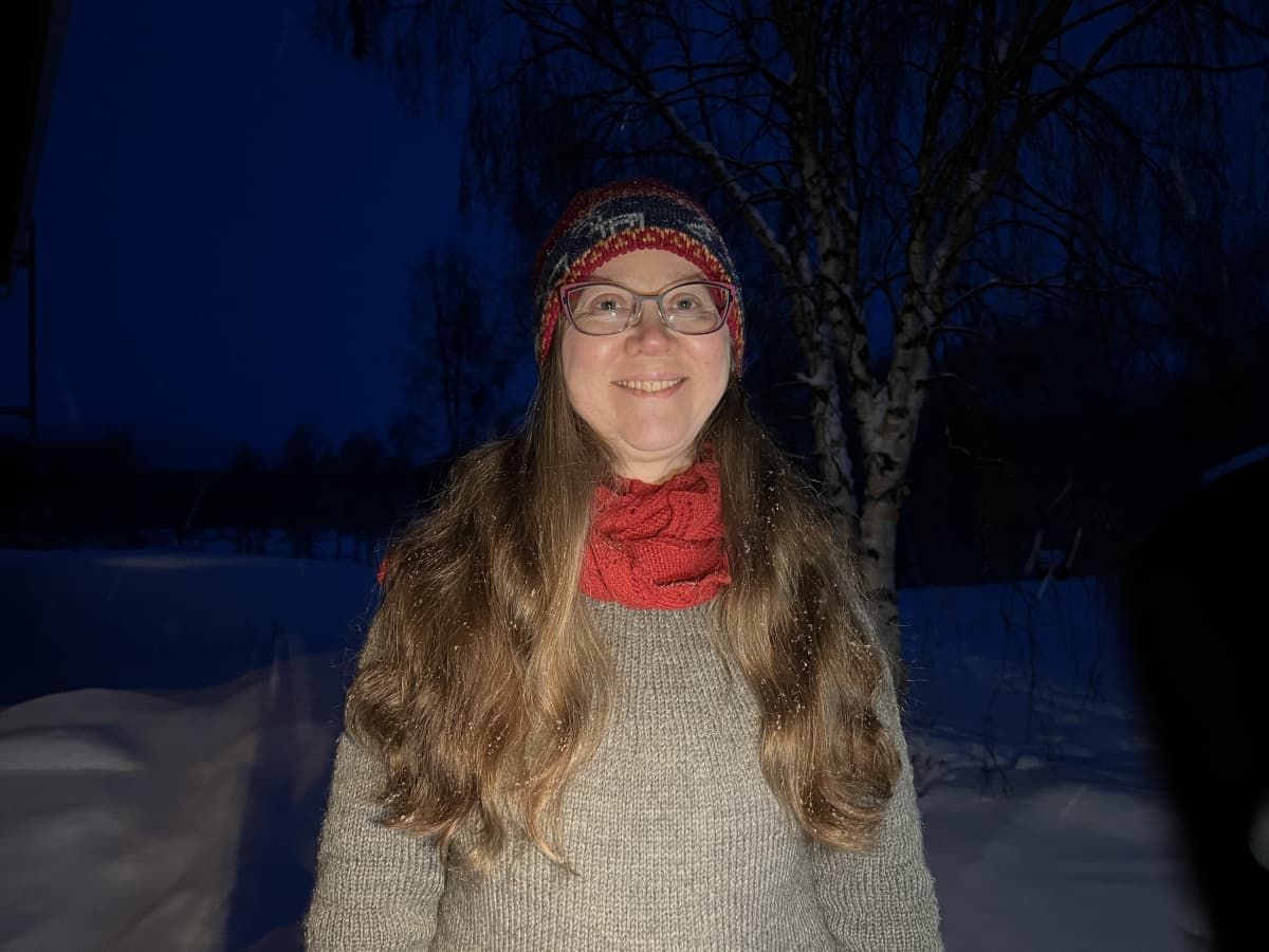 Utsjokelainen Ellen Ravna on kokenut Suomen ja Norjan rajamuodollisuudet hankaliksi, mutta hänen on täytynyt kulkea siitä huolimatta, sillä Norjan puolella on niin työpaikka kuin osa sukulaisista