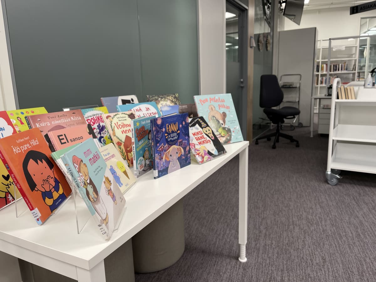 Lapsille suunnattuja kirjoja esillä Ylämyllyn kirjastossa. 