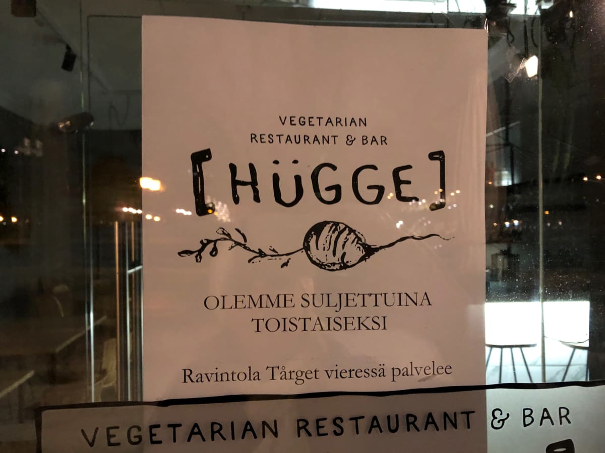 Ravintolan sulkemisesta kertova kyltti Turussa Vähätorilla. 