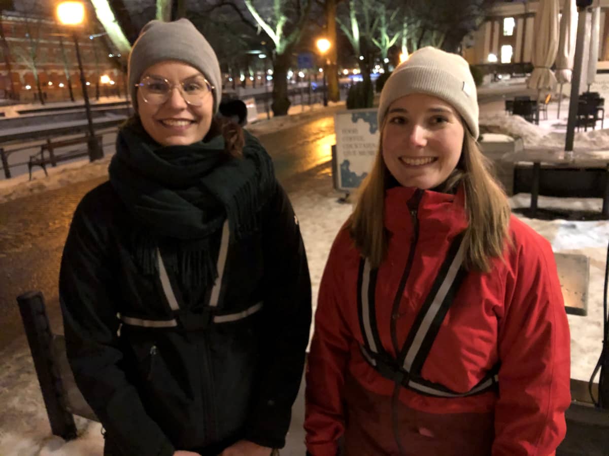 Laura Liimatta ja Anni-Maaria Kallio seisovat Turun Aurajokirannassa.