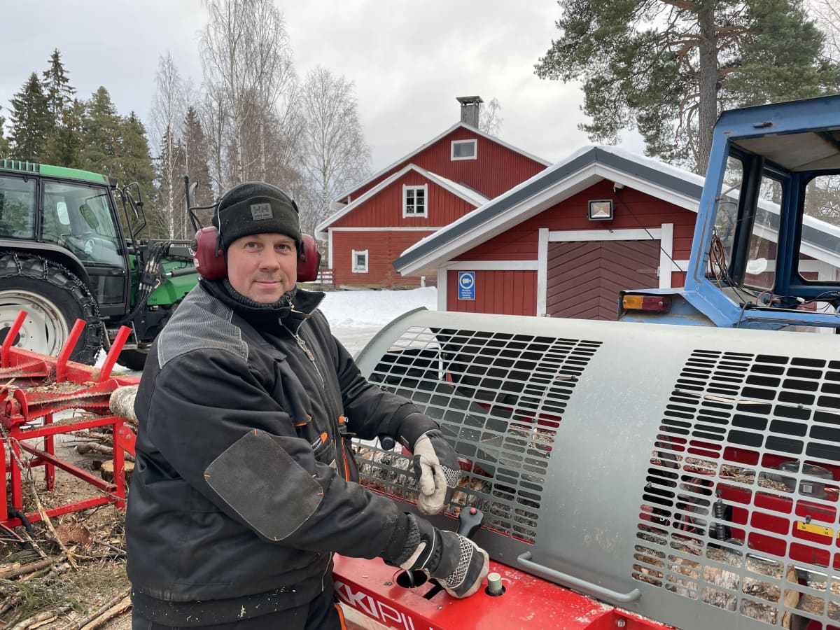 Maanviljelijä Timo Seppälä Kangasalta katsoo kohti kameraa klapikoneen äärellä.