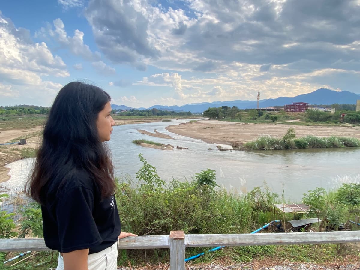 Wyethee Maung katsoo Thaimaan puolelta rajajoen toiselle rannalle.
