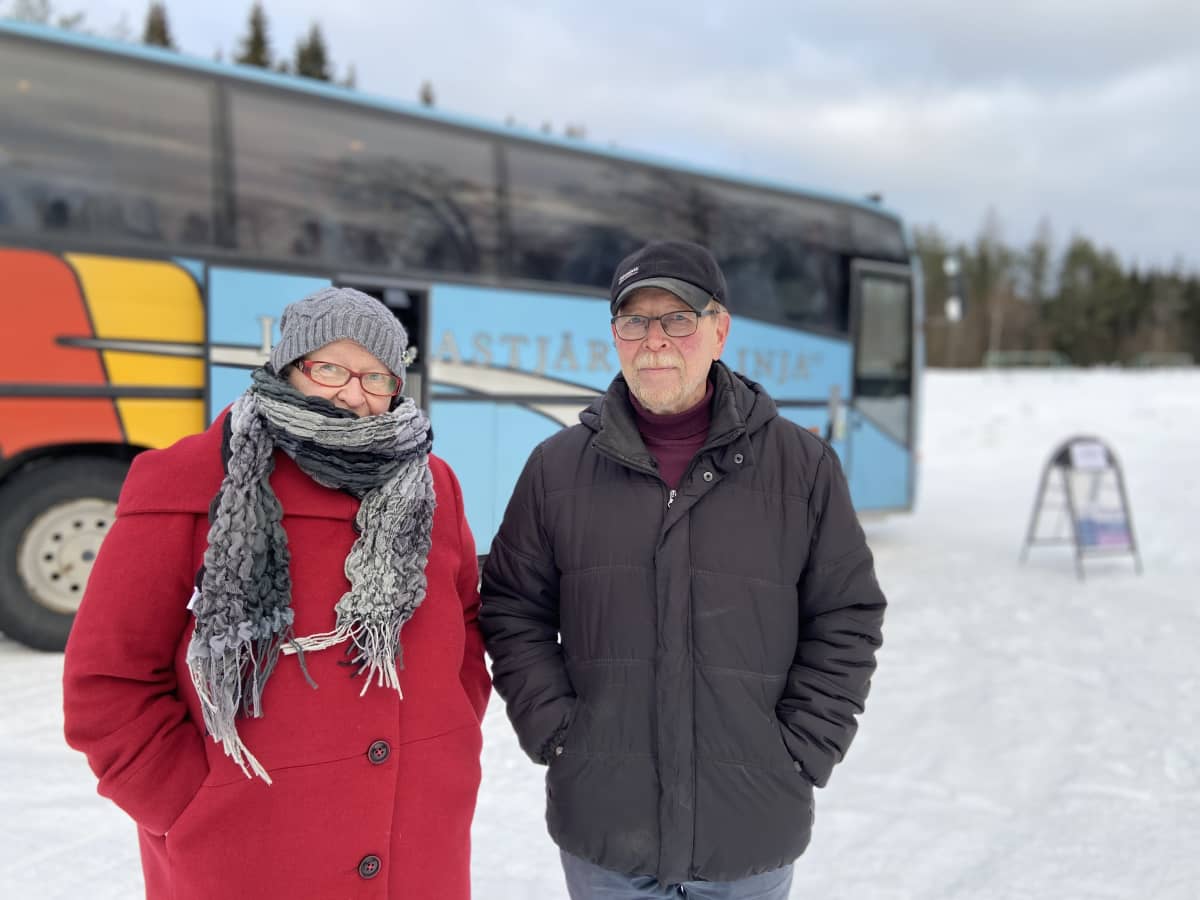 Marja-Leena ja Niilo Jukarainen äänestivät ennakkoon Mikkelin Hiirolassa. Taustalla ennakkoäänestysbussi.