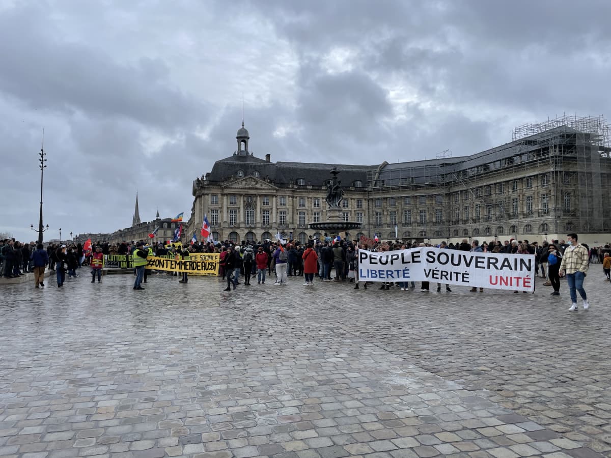 Rokotuspassia ja koronapandemian rajoitustoimia vastustava mielenosoitus Bordeaux'ssa 8.1.2022.