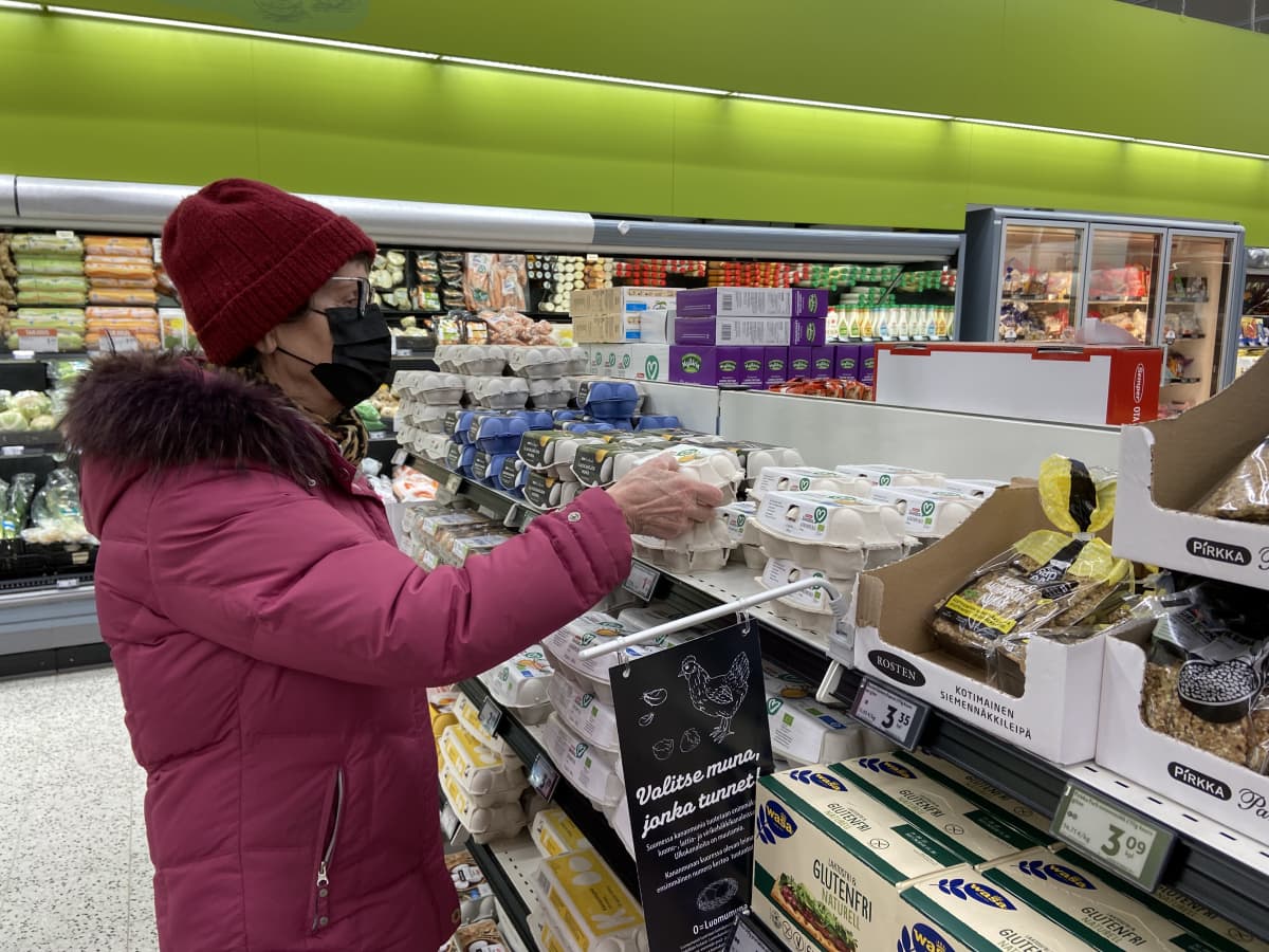 Oriveden K-Supermarketissa asiakas Riitta Kultava valitsee kanamunaostosta