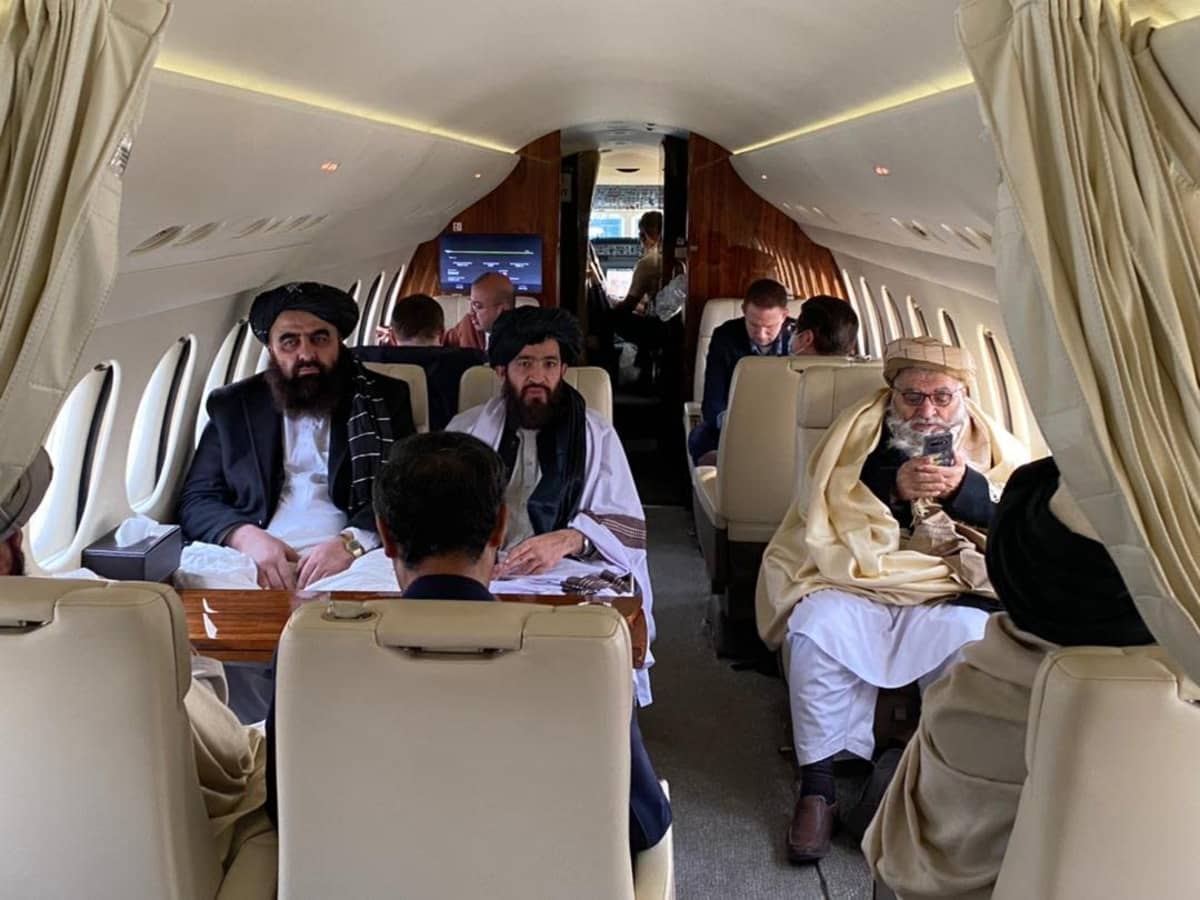 Talibaneja istuu yksityislentokoneessa.