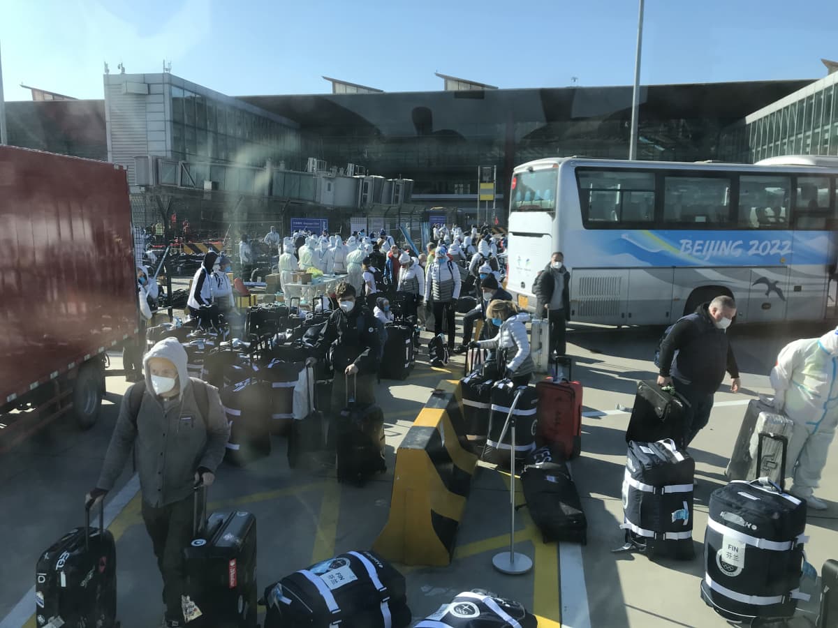 Matkalaukkukaaos Pekingin lentoasemalla. 