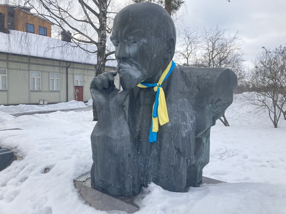 Leninin patsas talvisessa maisemassa kotkalaisessa puistossa. Patsan kaulaan oli maaliskuun 2022 alussa kiedottu Ukrainan sini-keltaisissa väreissä oleva huivi.