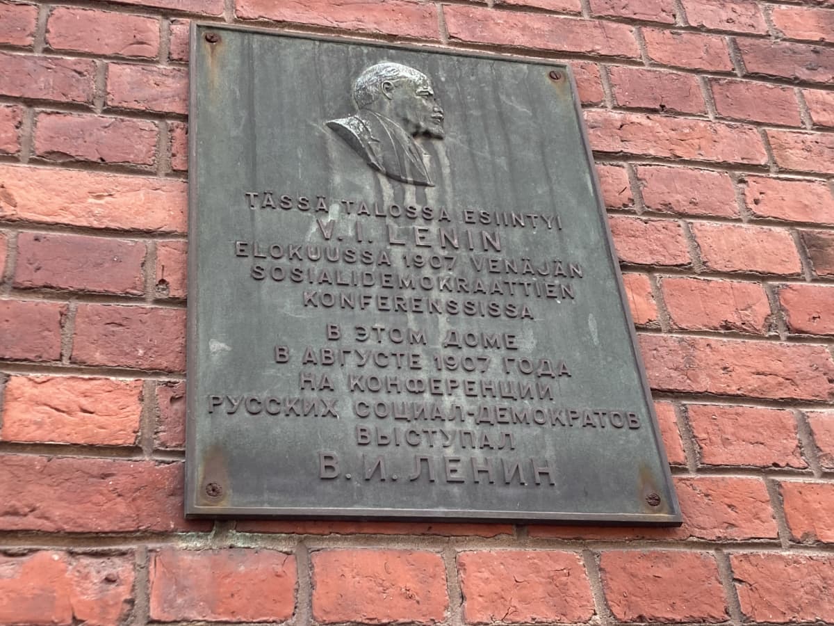 Kuvaus muistolaatasta, joka on pystytetty V.I.Leninin kunniaksi Kotkassa.