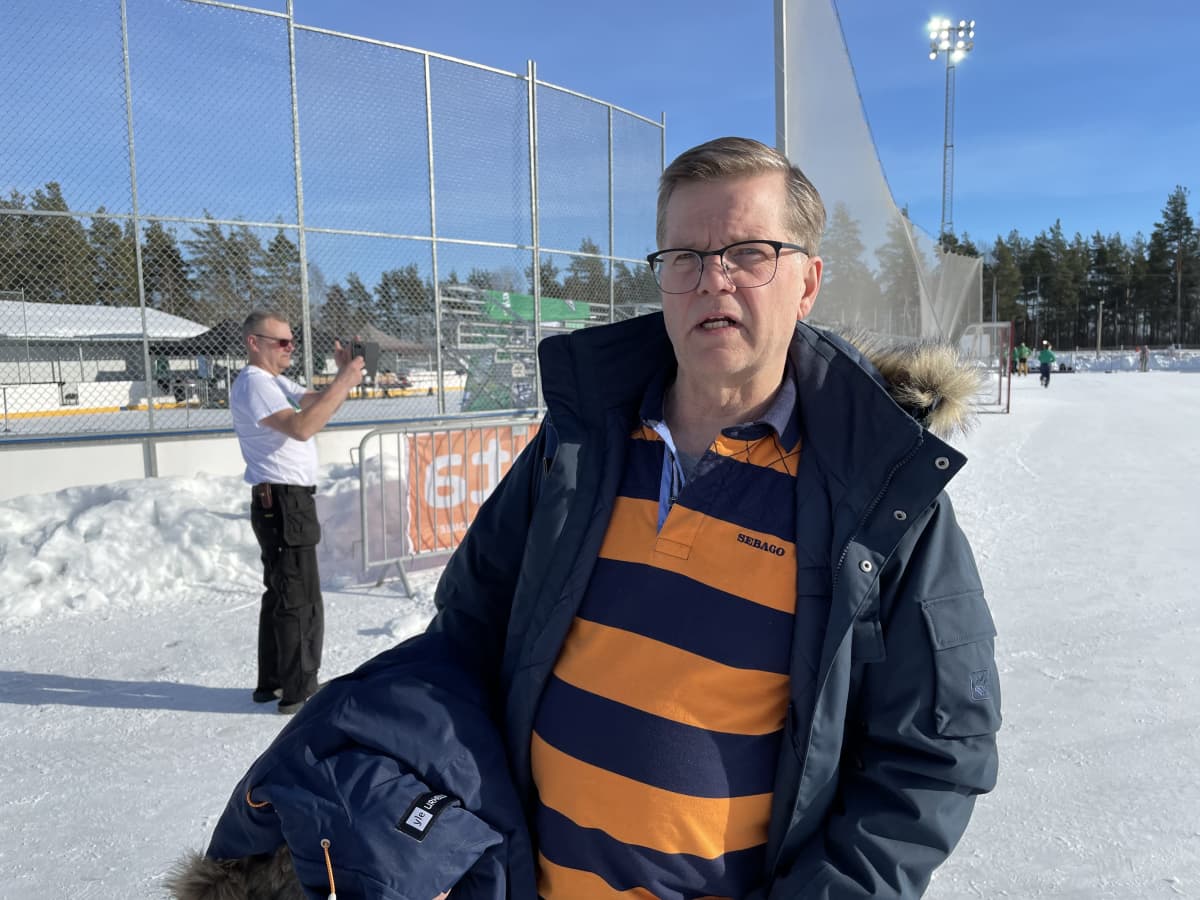 Jarmo Lehtinen Lappeenrannan kisapuiston kaukalon vierellä talvimaisemassa. 