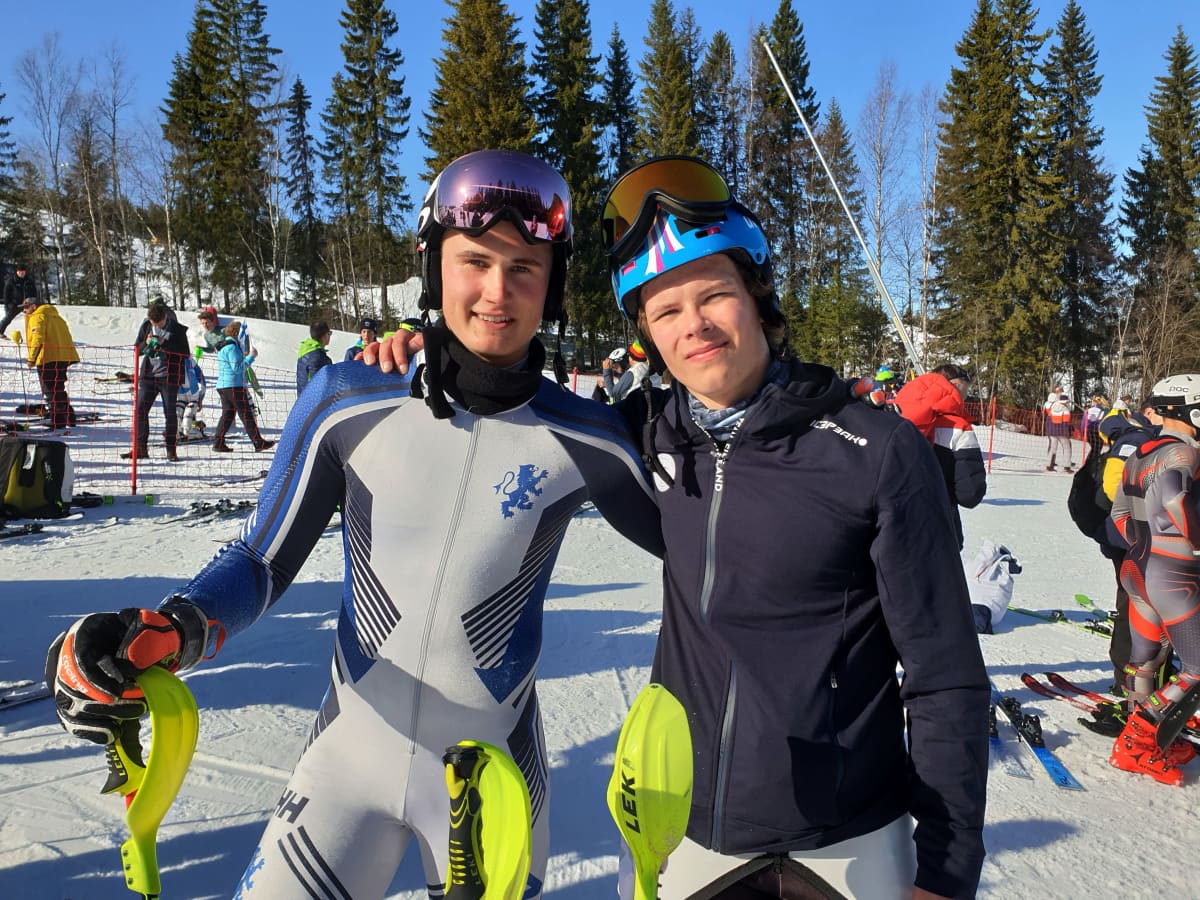 Jesperi Kemppainen (vas.) laski pronssille ja Erik Saravuo (oik.) otti kultaa poikien pujottelussa EYOF22 Olympiafestivaaleilla Vuokatissa.