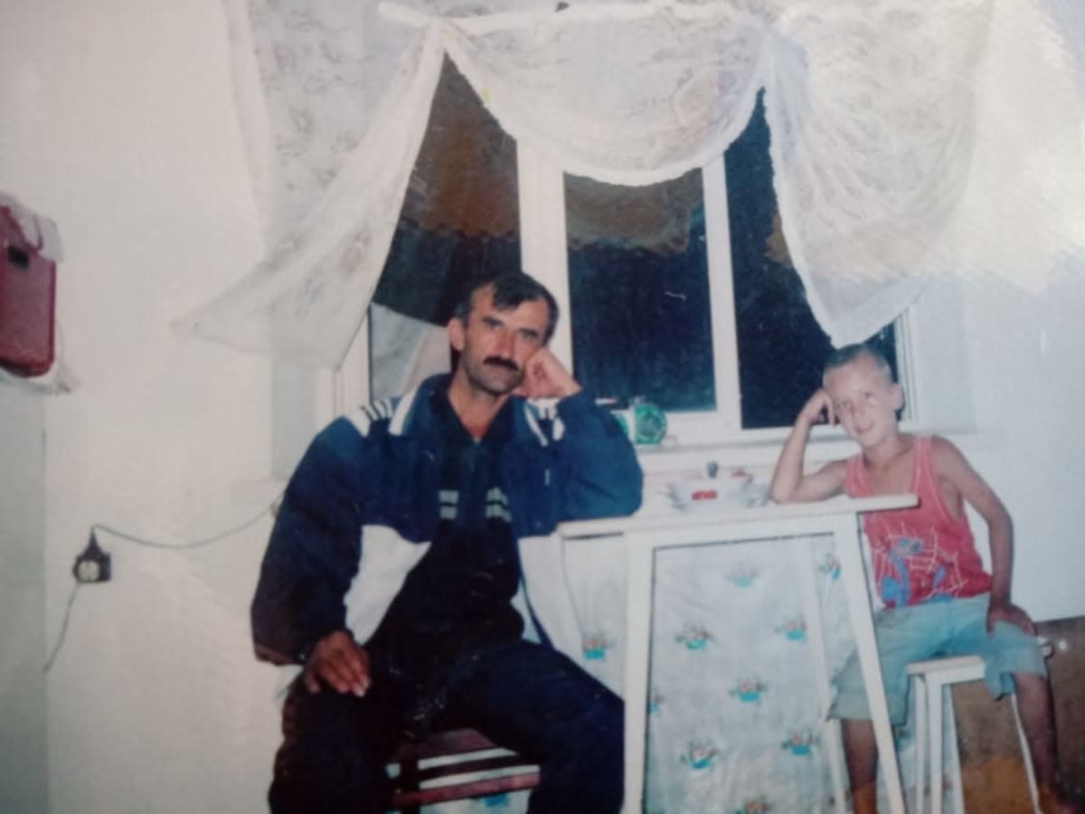 Arslan Khataev och hans pappa hemma i Tjetjenien.
