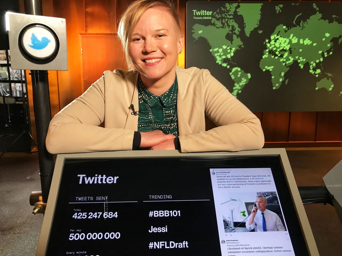 Salla-Maaria Laaksonen poseeraa Twitteristä tietoa kokoavan infotaulun takana Päivälehden museossa.