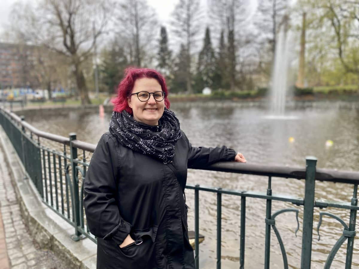 Tampereen kaupungin nuorisopalveluiden johtava koordinaattori Tiina-Liisa Vehkalahti Hotelli Tammerin puistossa.