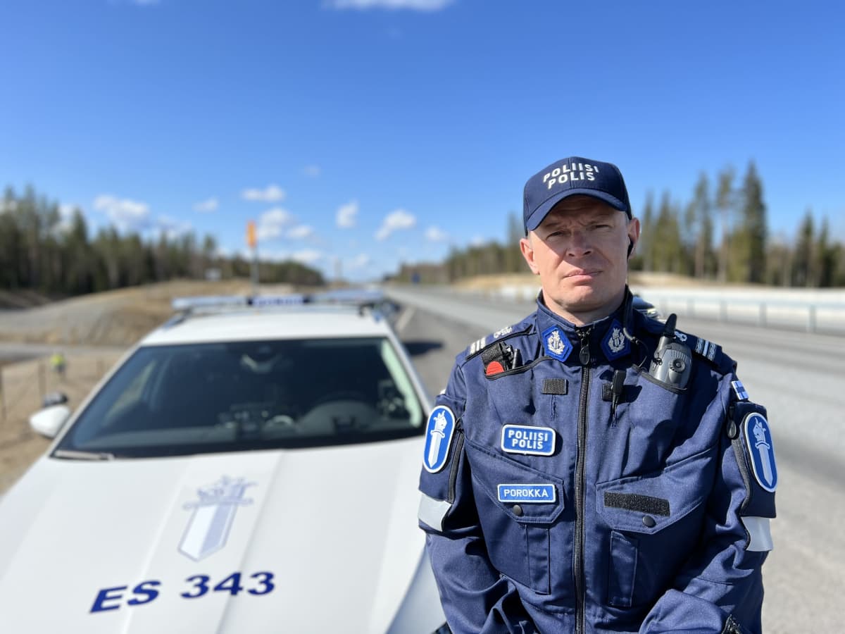 Komisario Seppo Porokka 5-tien laidassa poliisiauton edessä.