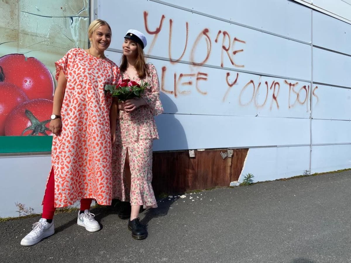 Emilia Hernesniemi ja Vilma Tihinen seisovat Torniossa vanhan kaupan seinustalla.