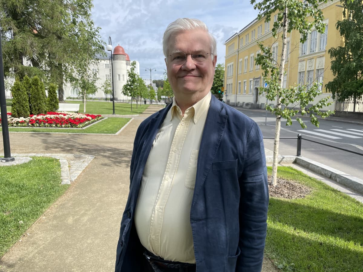 Professori Markku Partinen kuopiolaisessa puistossa kesällä 2022.