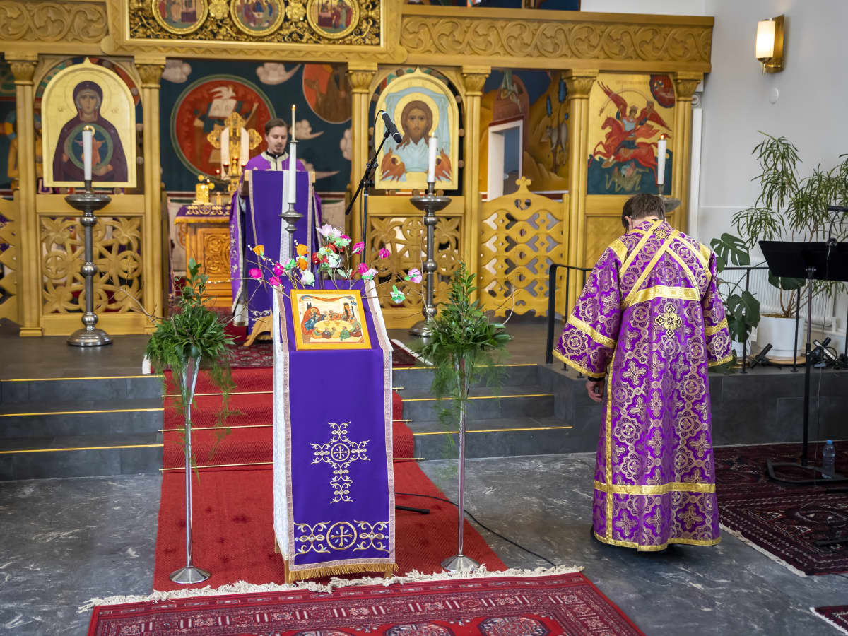 Ortodoksinen jumalanpalvelus Pyhän ylienkeli Mikaelin kirkossa pääsiäisenä.