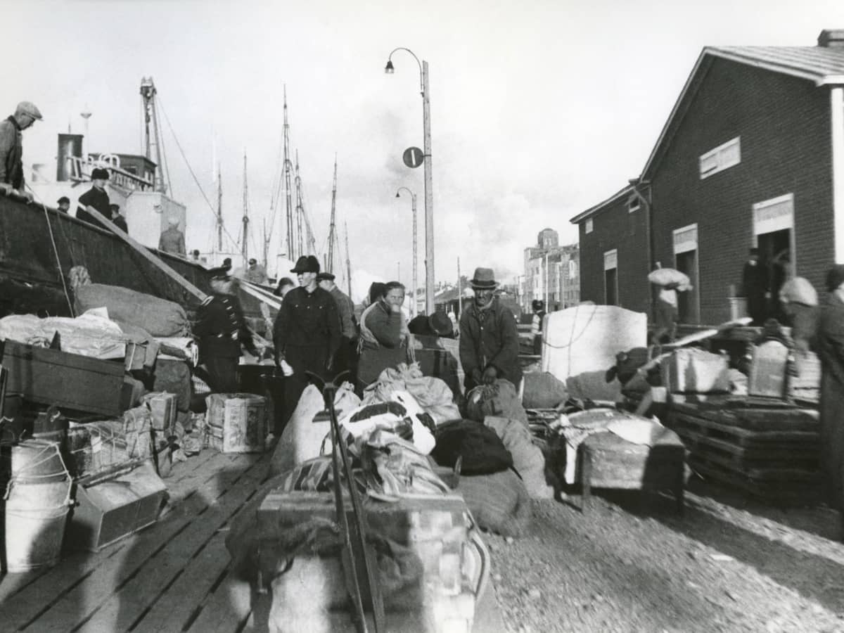 Evakuoidut lavansaarelaiset Kotkan Kalarannassa talvisodan alla vuonna 1939.
