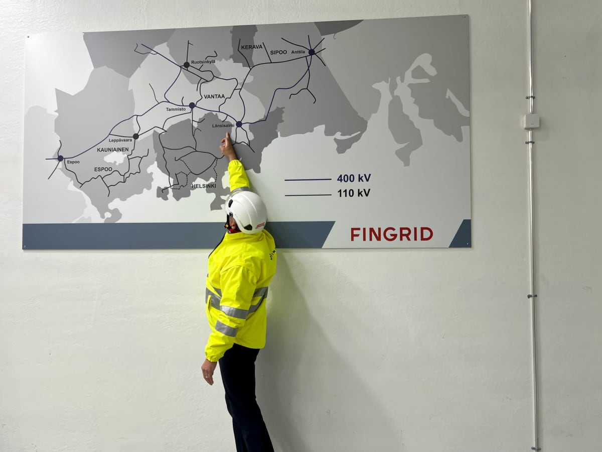 Fingridin asiakaspäällikkö Petri Parviainen esittelee kartalta pääkaupunkiseudun sähköasemien sijainteja.